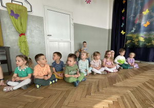 Dzieci słuchają zagadki.