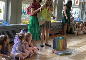 2 nauczycielki odczytują list od Pani Wiosny.