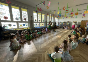 Uczestnicy balu oglądają tajemniczą paczkę.