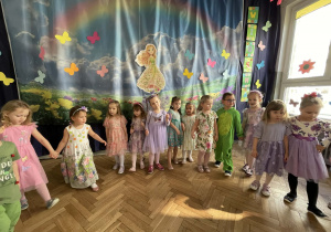 Dzieci bawią się przy piosence.