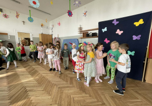 Dzieci bawią się przy muzyce.