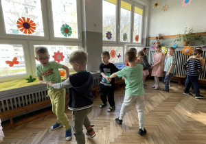 Dzieci tańczą przy piosence.