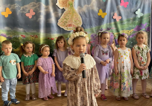 Dziewczynka recytuje wiersz "Wiosenne porządki".