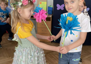 Inna dziewczynka tańczy z chłopcem.