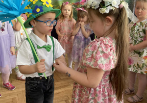 Kolejna dziewczynka tańczy z chłopcem.