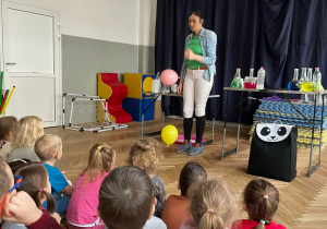 Dzieci obserwują, który balon szybciej opadnie?