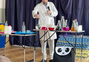 Odbarwianie kolorowej wody.