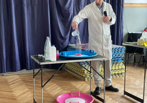 Przygotowywanie wulkanu.