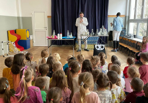 Dzieci obserwują przedmioty potrzebne do eksperymentów.