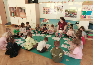 Dzieci rozpoznają symbole narodowe.