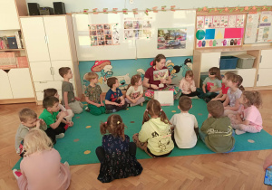 Dzieci słuchają Legendy o powstaniu państwa polskiego.