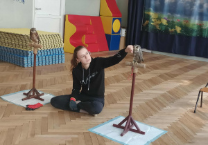 Opiekun sowy omawia jej budowę ciała.