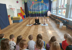 Dzieci słuchają o życiu sów.