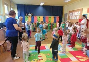 Dzieci pokazują elementy pogody.