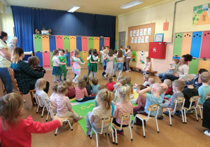 Przedszkolaki prezentują taniec.