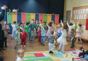 Przedszkolaki i młodsze dzieci naśladują bociany.