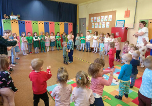 Zabawa w kole przy piosence "Ślimak".