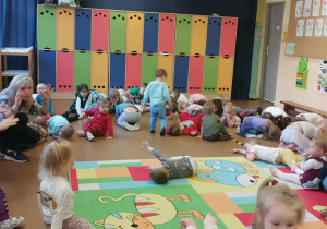 Dzieci naśladują nasionko.