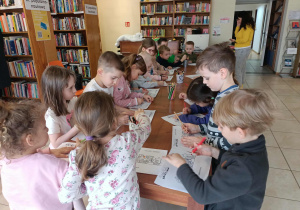 Dzieci kolorują obrazek z "Ptasiego radia".