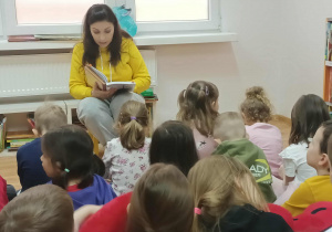 Bibliotekarka czyta legendę o Łodzi.