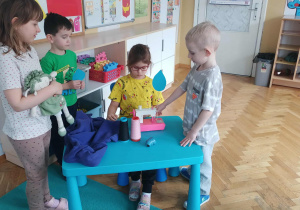 Dzieci odgrywają scenkę "W fabryce".