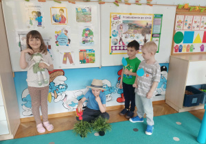 Dzieci odgrywają scenkę "Hodowla bawełny".