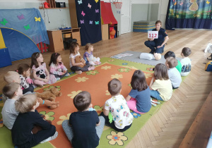 Pani pokazuje numer alarmowy 112.