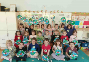 Grupa prezentuje planetę Ziemię wykonaną z talerzyka.