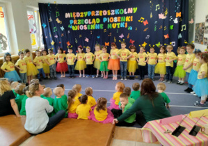Dzieci śpiewają piosenkę.