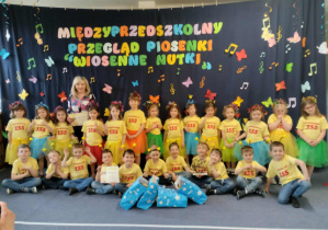 Pamiątkowe grupowe zdjęcie po występie.