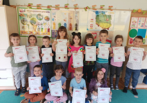 Grupowe zdjęcie dzieci, biorących udział w konkursie.