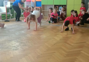 Dzieci udają kulawego liska i ścigają się.