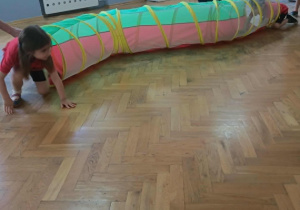 Dziecko przechodzi przez tunel.