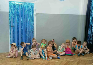 Dzieci słuchają szumu fal.