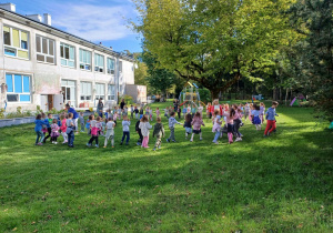 Zabawa w kole "Mam chusteczkę haftowaną".
