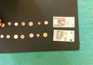Pieniądze segregowane na polskie i chorwackie.