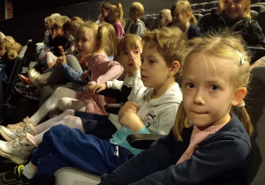 Dzieci na widowni teatru