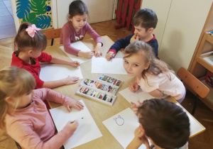 Dzieci rysują portrety swoich misiów