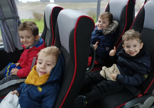 Zadowoleni chłopcy podczas jazdy autokarem.