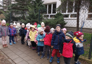 Zadowolona grupa wraca do przedszkola.