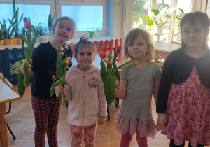 Szczęśliwe dziewczynki pokazują jakie piękne kwiaty dziś dostały.