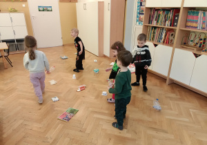 Dzieci sprzątają zaśmieconą klasę.