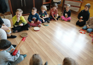 Dzieci przygotowują się do gry na instrumentach