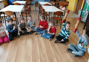 Dzieci prezentują instrumenty