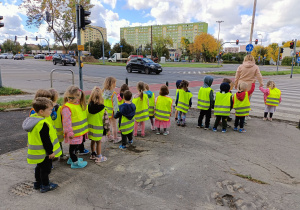 Dzieci obserwują ścieżkę rowerową.